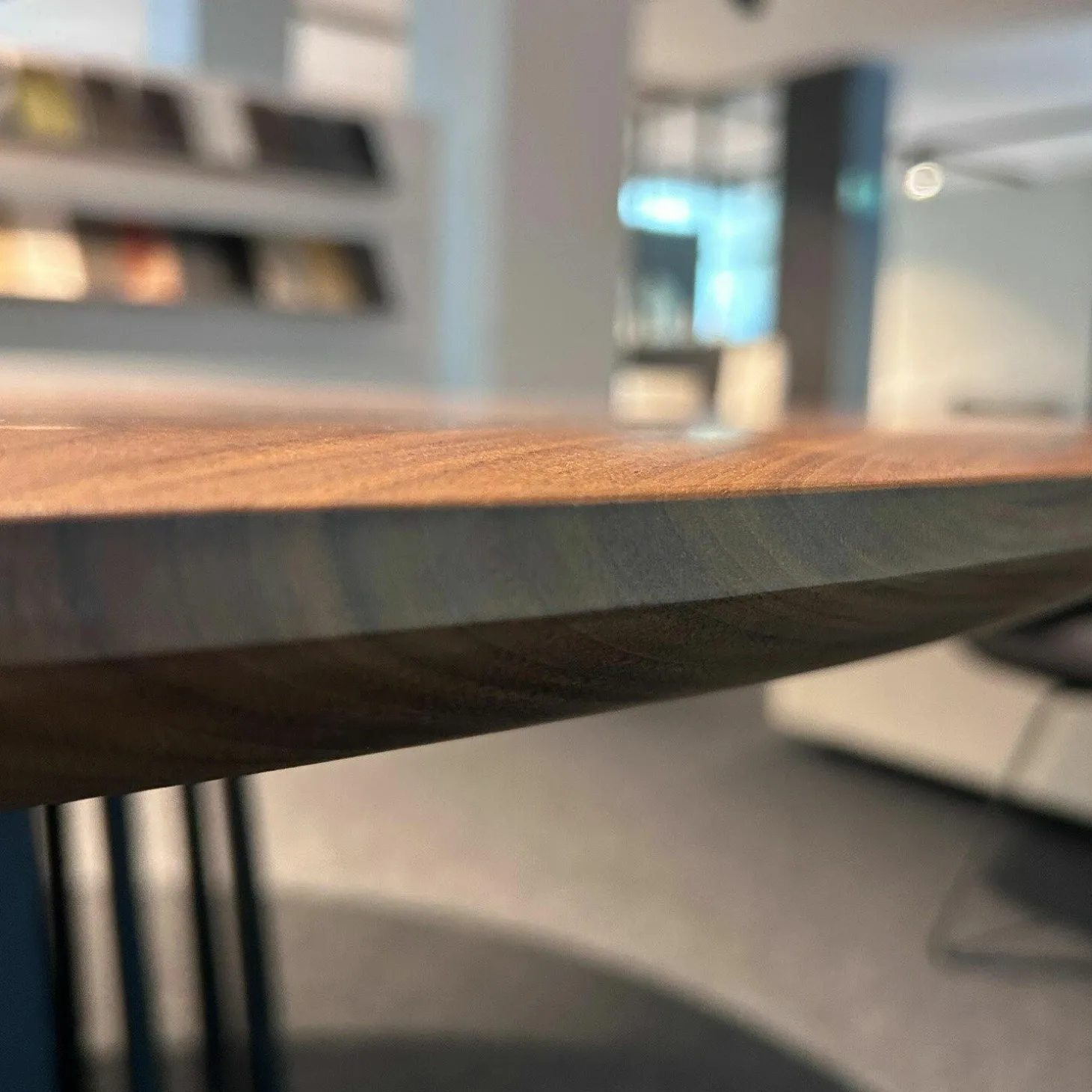 Runder Esstisch Basket BC07 Platte Nussbaum Amerikanisch Natur Geölt Gestell Tiefschwarz