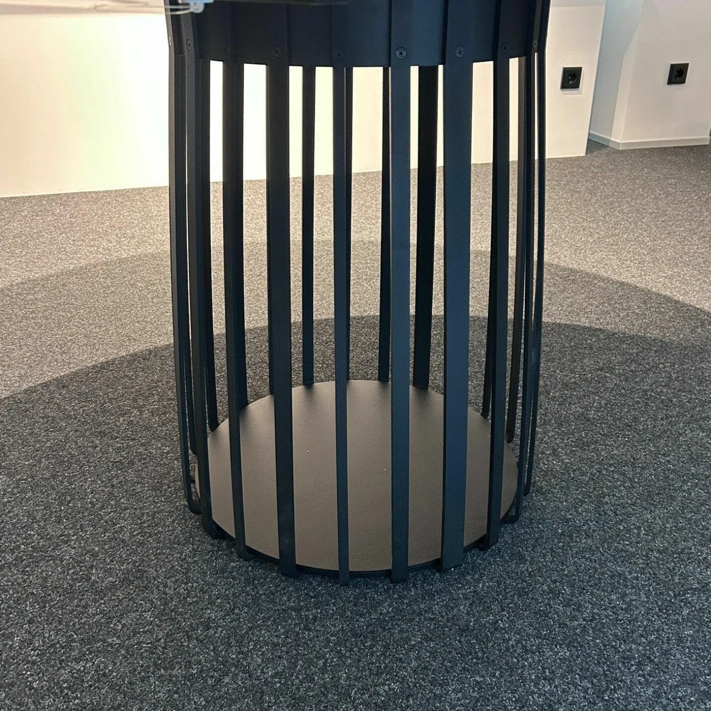 Runder Esstisch Basket BC07 Platte Nussbaum Amerikanisch Natur Geölt Gestell Tiefschwarz