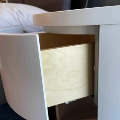 Rundkommode Conga in Lack Elfenbein mit 1 Schubkasten und 1 Offenem Fach