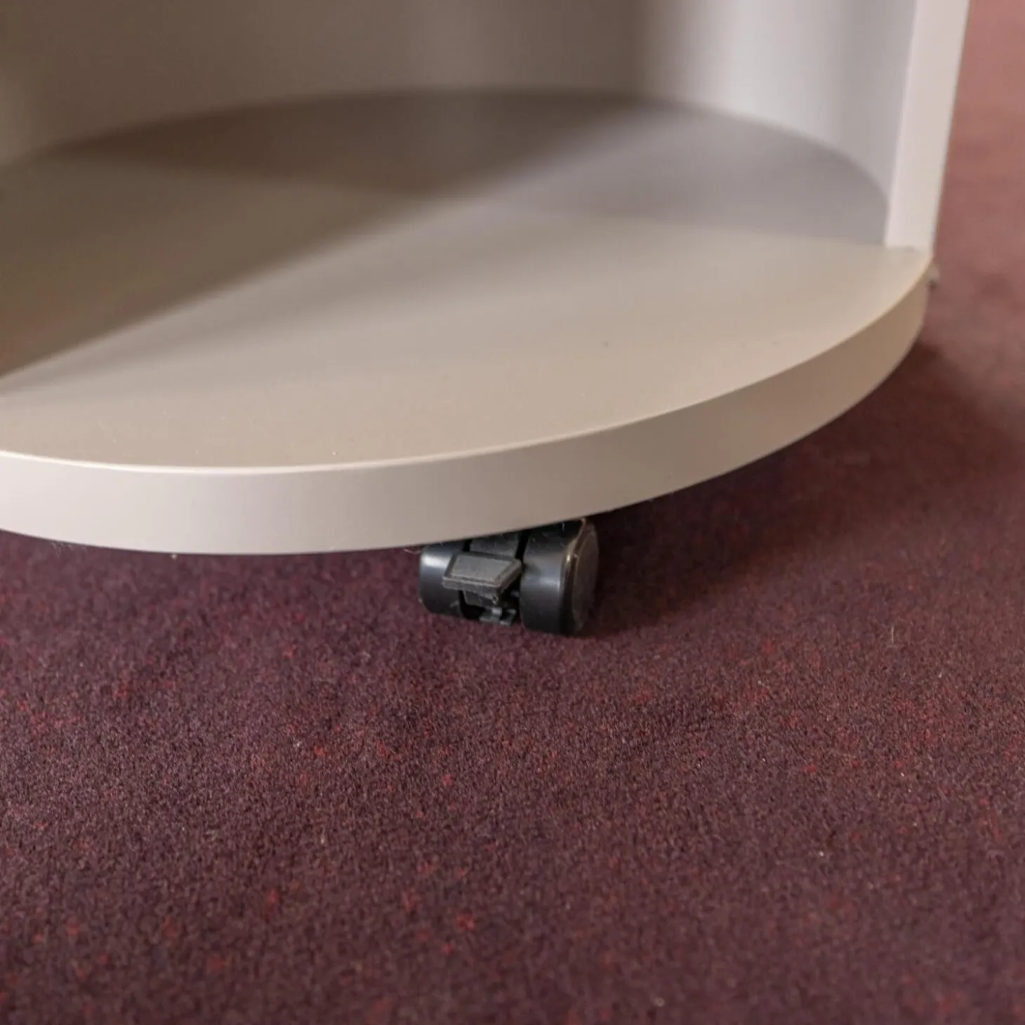 Rundkommode Conga Platte Nussbaum Furniert Korpus Basisfarbe Beige Grau Flachgriff 90 Chrom Glänzend Mit 5 Möbelrollen