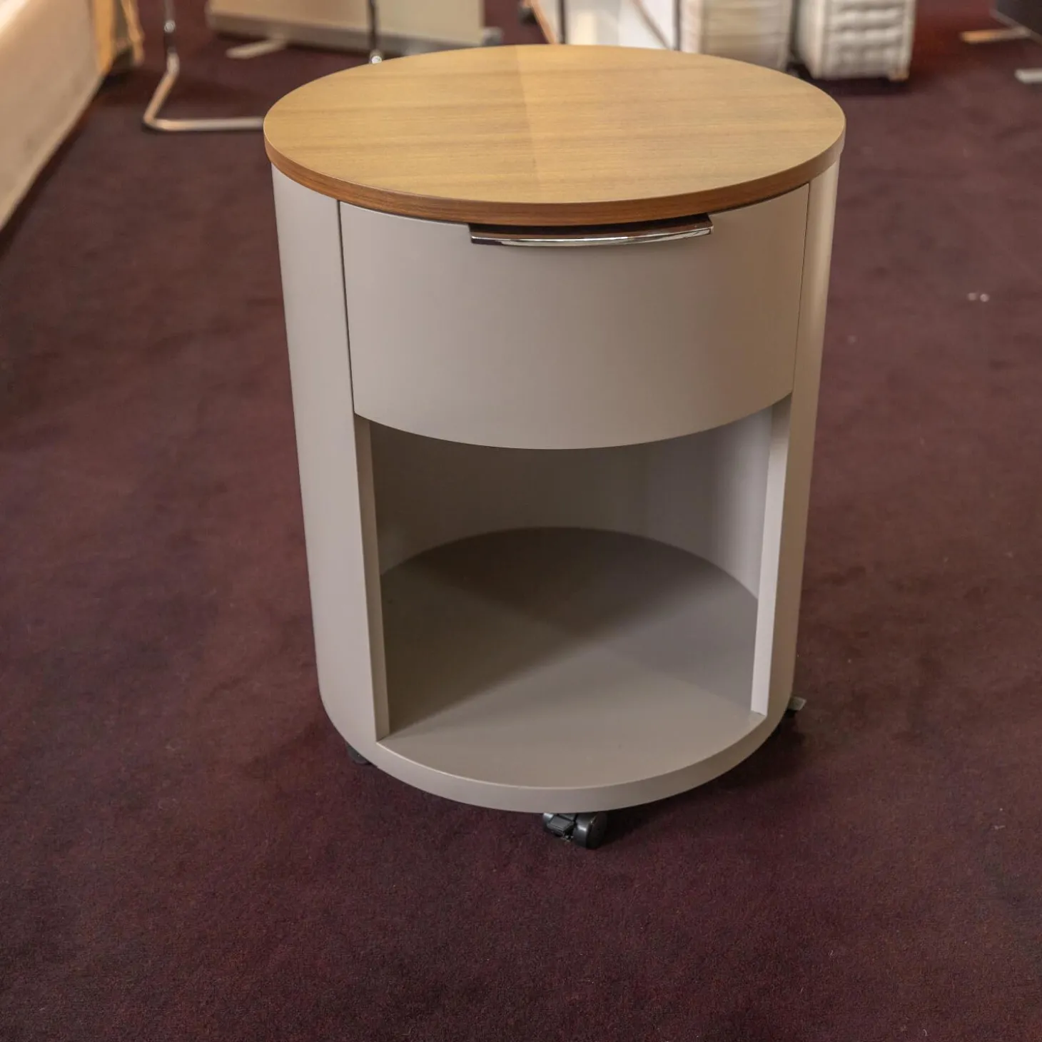 Rundkommode Conga Platte Nussbaum Furniert Korpus Basisfarbe Beige Grau Flachgriff 90 Chrom Glänzend Mit 5 Möbelrollen