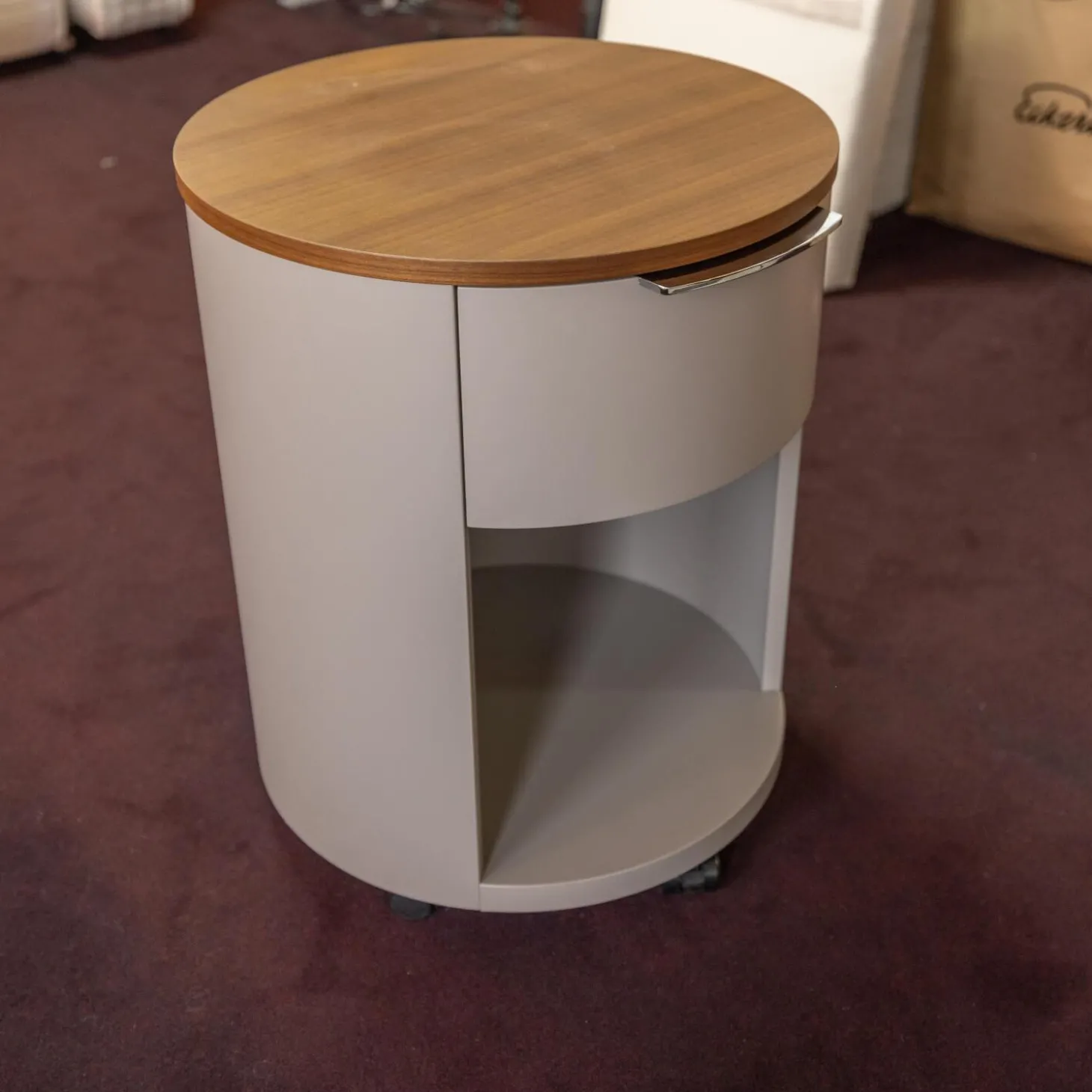 Rundkommode Conga Platte Nussbaum Furniert Korpus Basisfarbe Beige Grau Flachgriff 90 Chrom Glänzend Mit 5 Möbelrollen