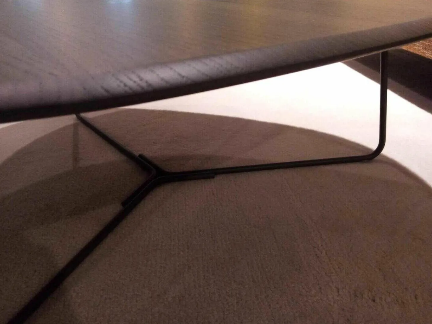 Salontisch Tripod Massivholz Eiche Pinegrey Gestell Grau Lackiert