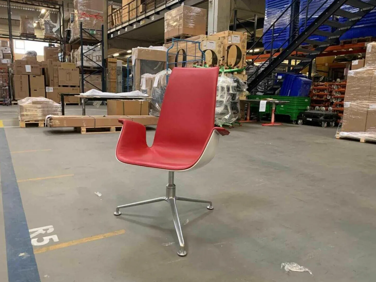 Schalensessel FK Leder Congress Rot Außenschale Weiß Lackiert Gestell Aluminium