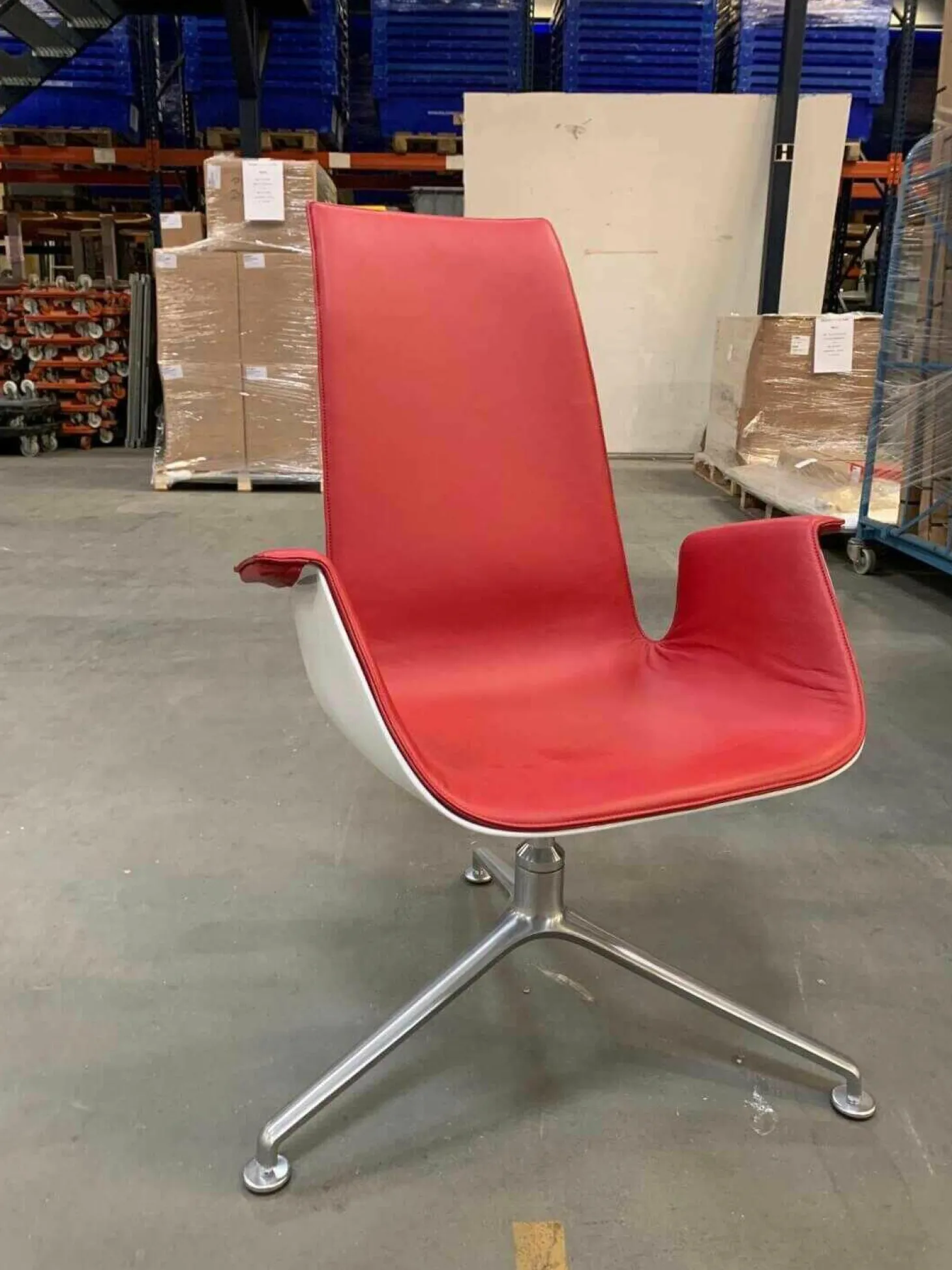 Schalensessel FK Leder Congress Rot Außenschale Weiß Lackiert Gestell Aluminium