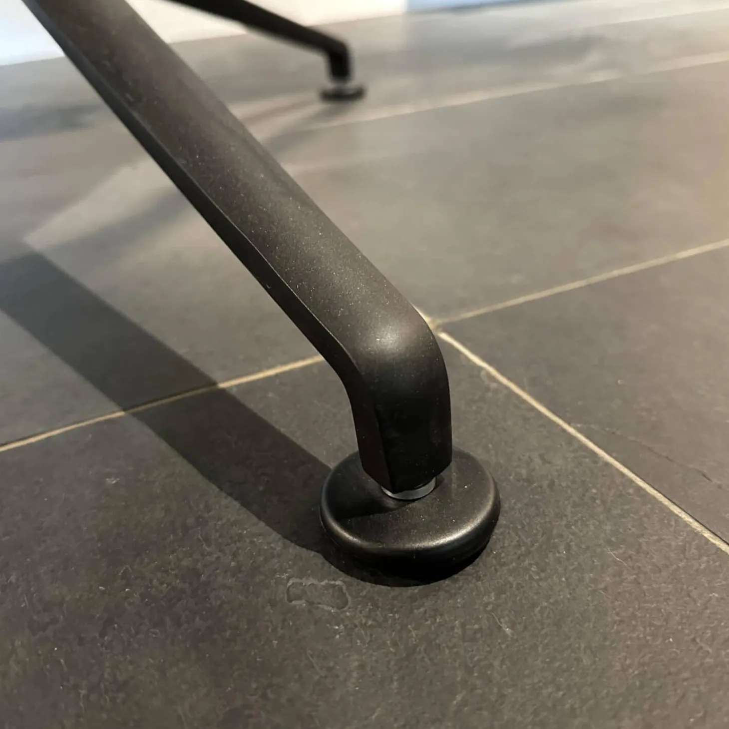 Schalensessel FK Leder Congress Dark Bronze Schwarz 3 Fuß Kreuz Gestell Drehbar SchwarzPrei