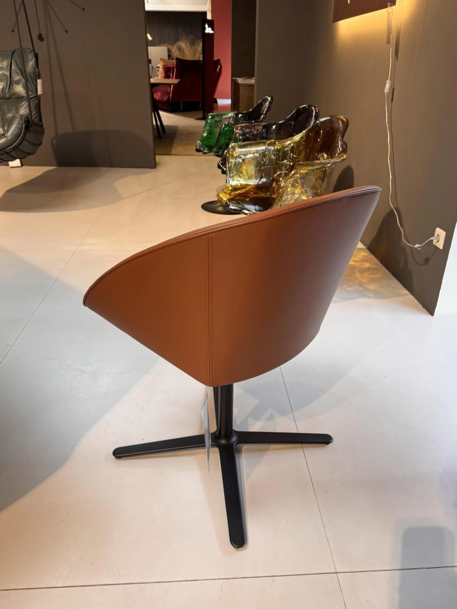 Schalenstuhl Dan Leder 662 Braun Kreuzgestell Schwarz Mit Kissen Drehbar