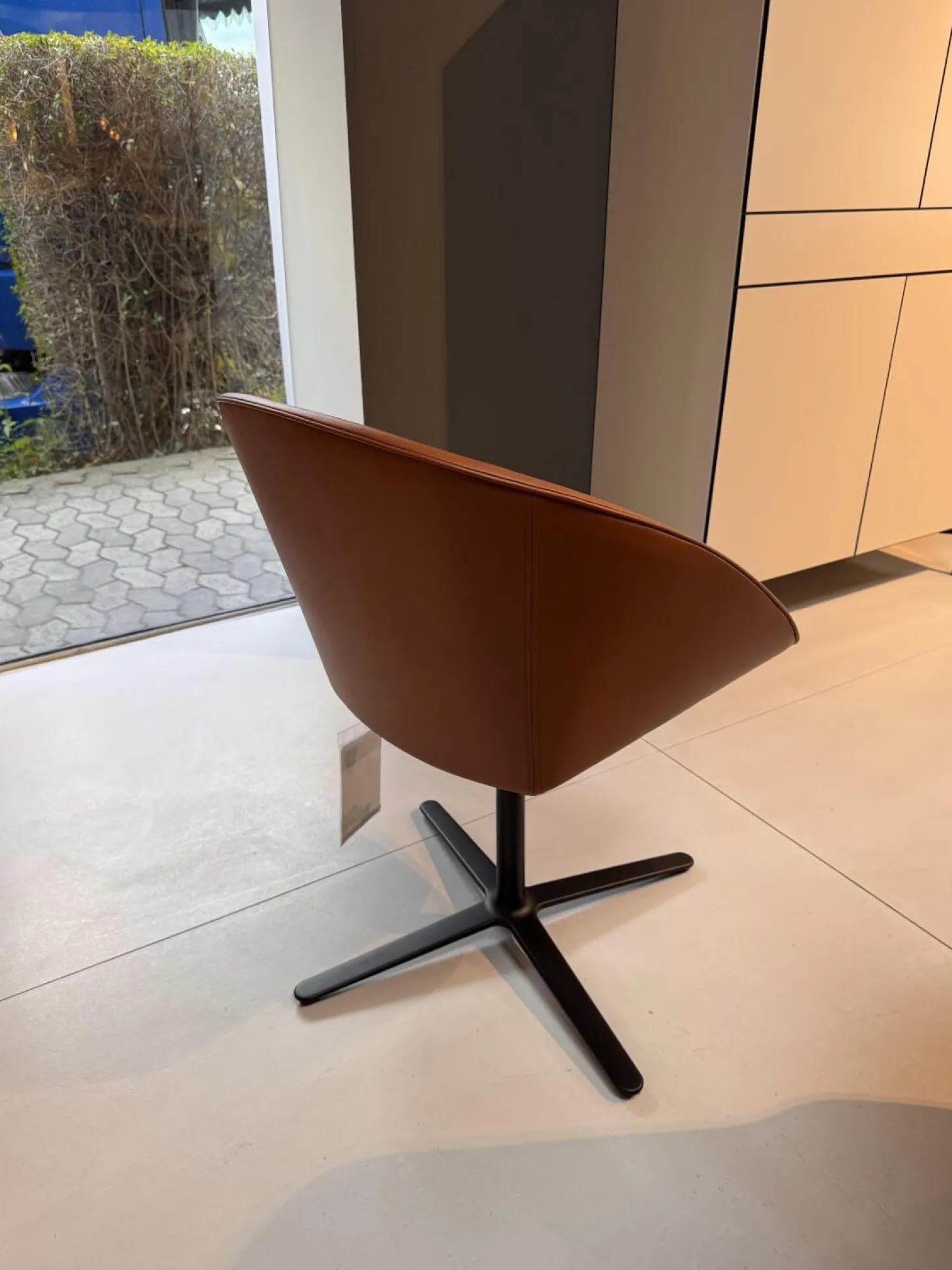 Schalenstuhl Dan Leder 662 Braun Kreuzgestell Schwarz Mit Kissen Drehbar