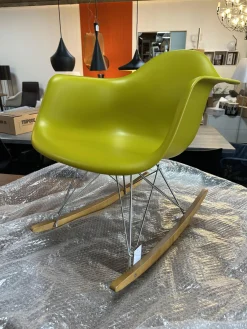 Schaukelstuhl Eames Plastic Armchair RAR Schale Polypropylen Senf Gelb Gestell Verchrom Kufe Ahorn Gelblich
