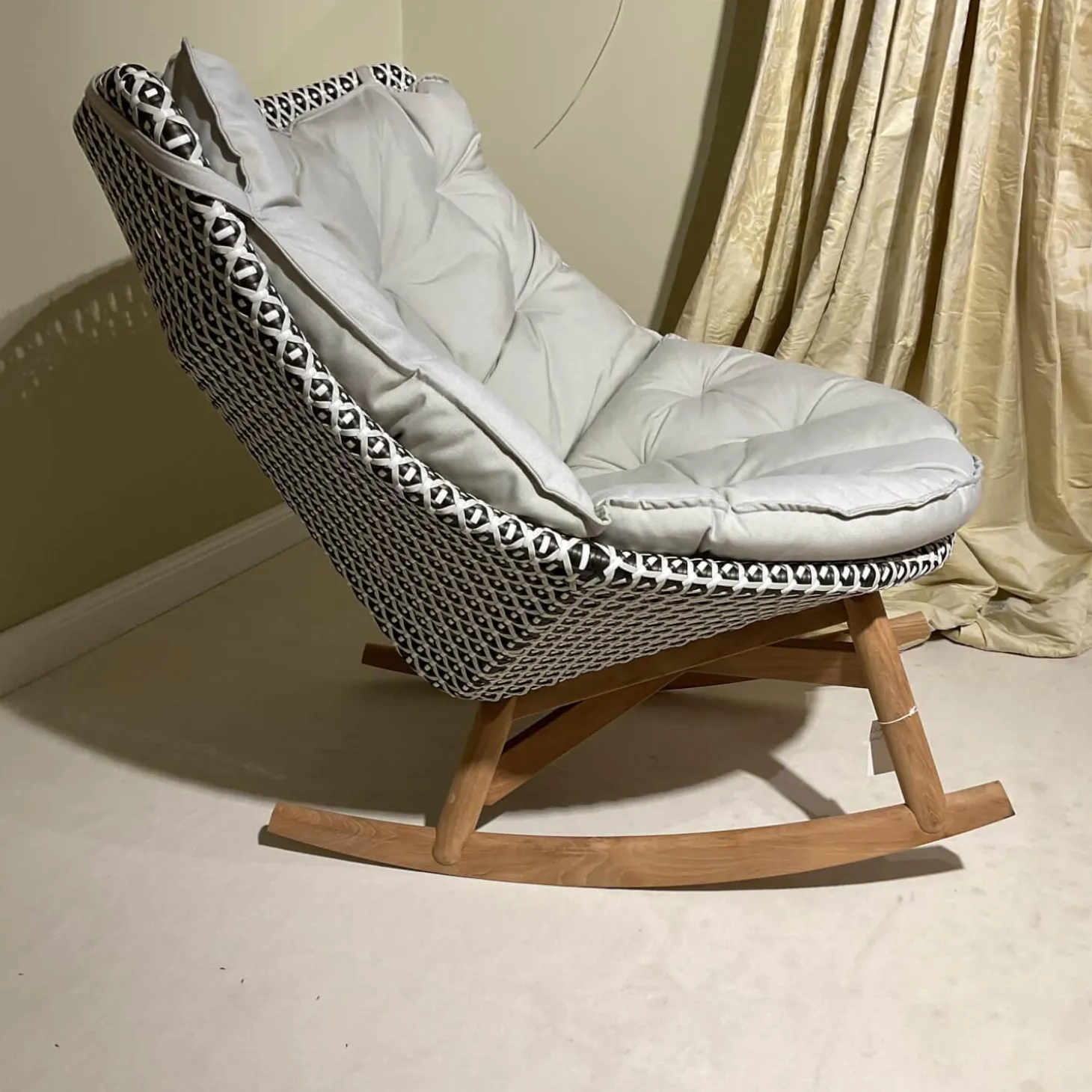 Schaukelstuhl Mbrace Stoff A 264 Cool Sage Grau Gestell Aluminium Füße Massivholz Teak Inklusive Beistelltisch