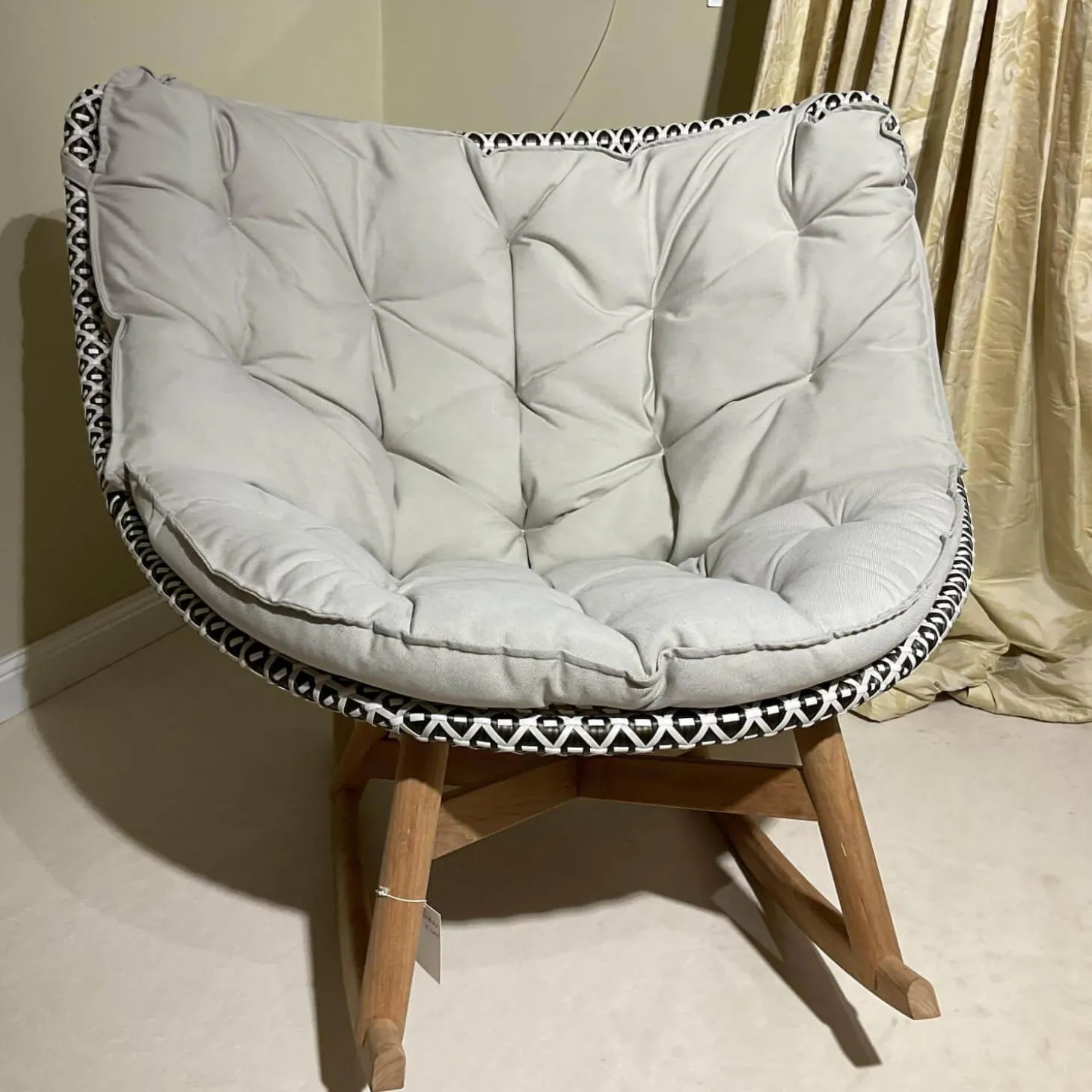 Schaukelstuhl Mbrace Stoff A 264 Cool Sage Grau Gestell Aluminium Füße Massivholz Teak Inklusive Beistelltisch