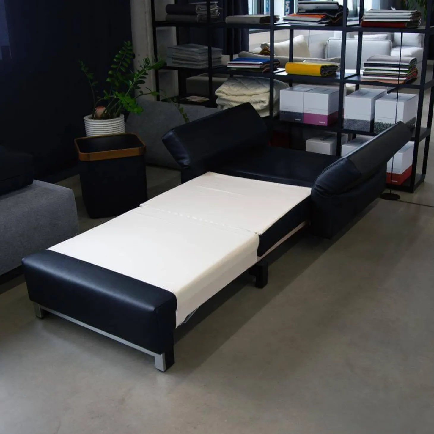 Schlafsessel Nick Leder Namibia Schwarz Füße Chrombügel Armlehnen Klappbar Mit 1 Rückenkissen