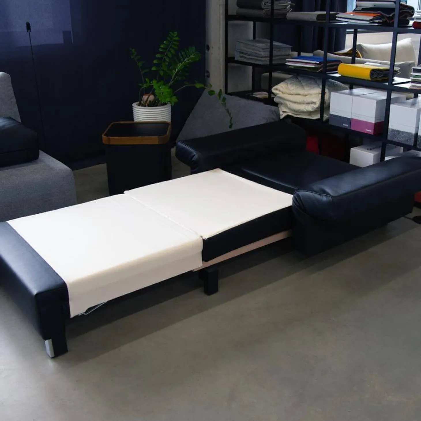 Schlafsessel Nick Leder Namibia Schwarz Füße Chrombügel Armlehnen Klappbar Mit 1 Rückenkissen