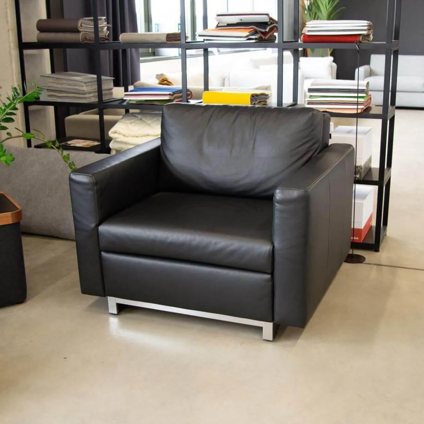 Schlafsessel Nick Leder Namibia Schwarz Füße Chrombügel Armlehnen Klappbar Mit 1 Rückenkissen