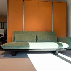 Schlafsofa Veda Stoff Pesaro Kat. D Schilf Cort Grün mit 2 Kissen