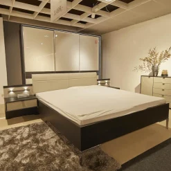 Schlafzimmer Andro Front und Korpus Eiche Mocca Nachbildung Drehtürenschrank 2 Nachttische Doppelbett Mit Polsterkopfteil Kieselgrau Ohne Matratze Und Lattenrost