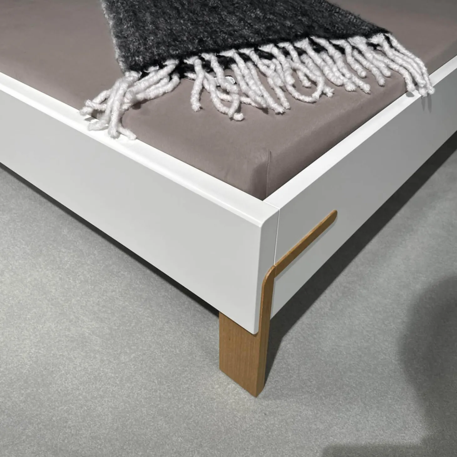 Schlafzimmer Dream Lack Reinweiss Akzent Natureiche Kunstleder Struktur Taupe Grau Griffe Chrom Glänzend