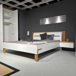 Schlafzimmer Dream Lack Reinweiss Akzent Natureiche Kunstleder Struktur Taupe Grau Griffe Chrom Glänzend