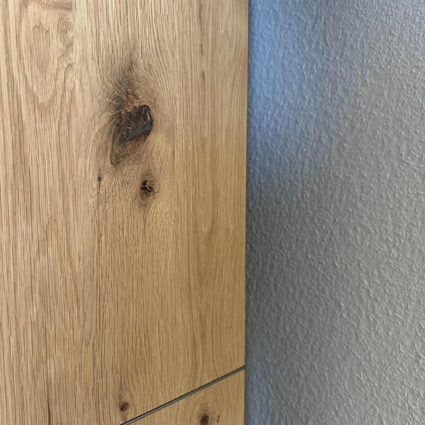 Schlafzimmer Milo Wildeiche Massiv Gebürstet Lack Graphit Akzent Naturstein Grau Füße Metall Titan Grau Mit Beleuchtung