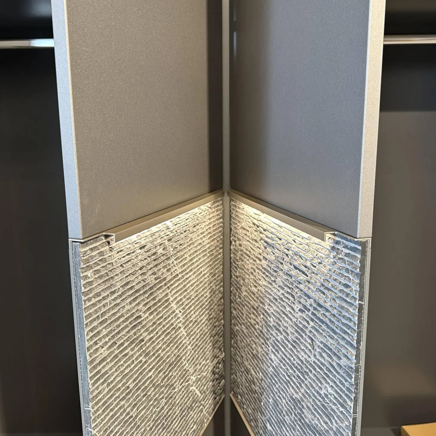 Schlafzimmer Milo Wildeiche Massiv Gebürstet Lack Graphit Akzent Naturstein Grau Füße Metall Titan Grau Mit Beleuchtung