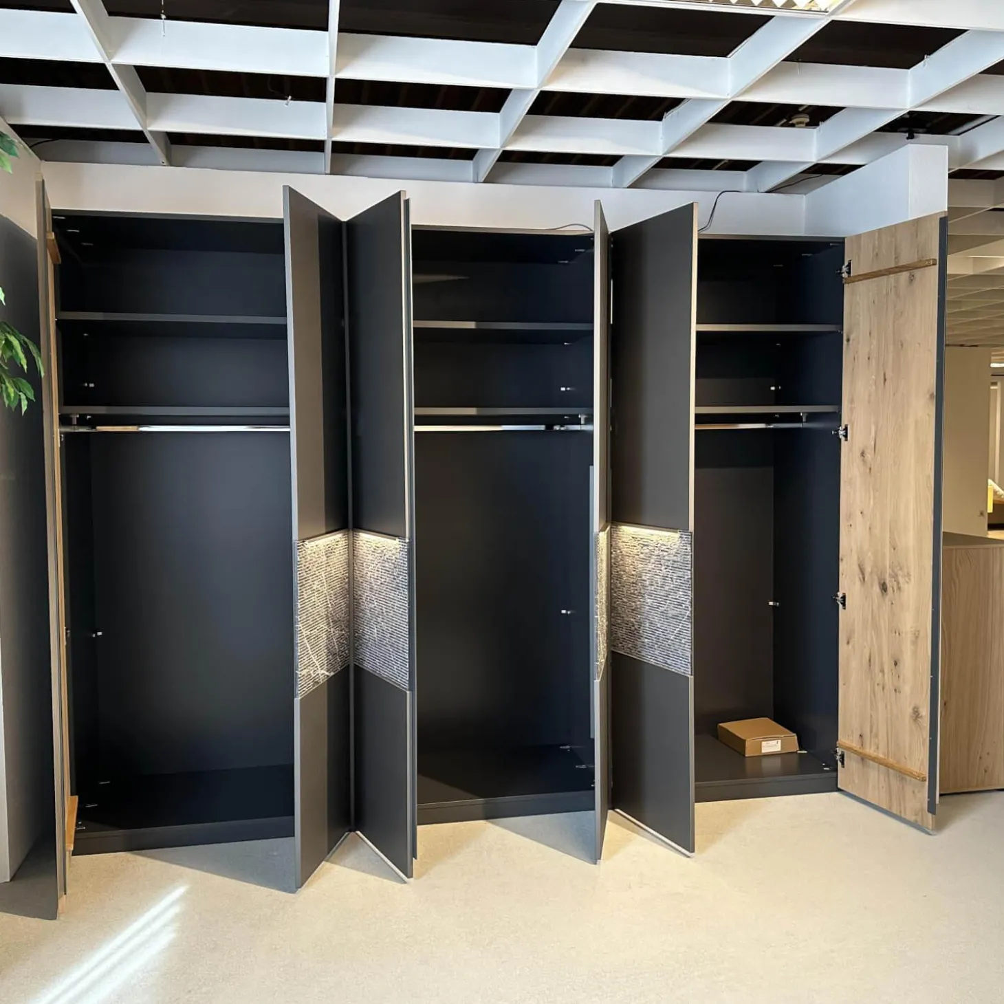 Schlafzimmer Milo Wildeiche Massiv Gebürstet Lack Graphit Akzent Naturstein Grau Füße Metall Titan Grau Mit Beleuchtung