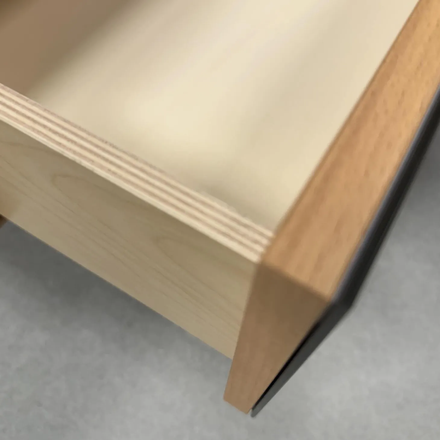 Schlafzimmer WSM 4400 Kanadische Erle Massiv Natur Akzent Fronten Mattglas Cubanit Schwarz