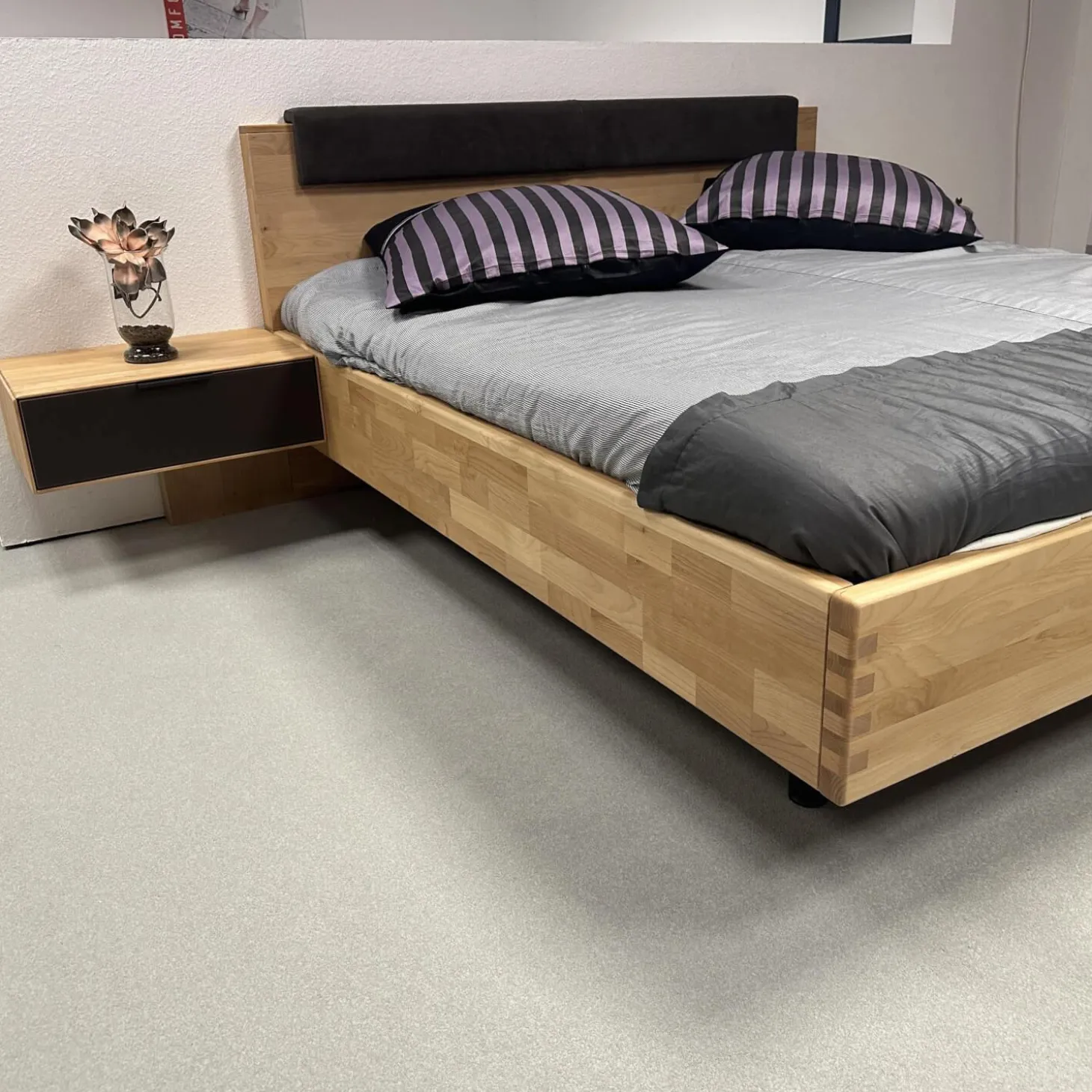 Schlafzimmer WSM 4400 Kanadische Erle Massiv Natur Akzent Fronten Mattglas Cubanit Schwarz