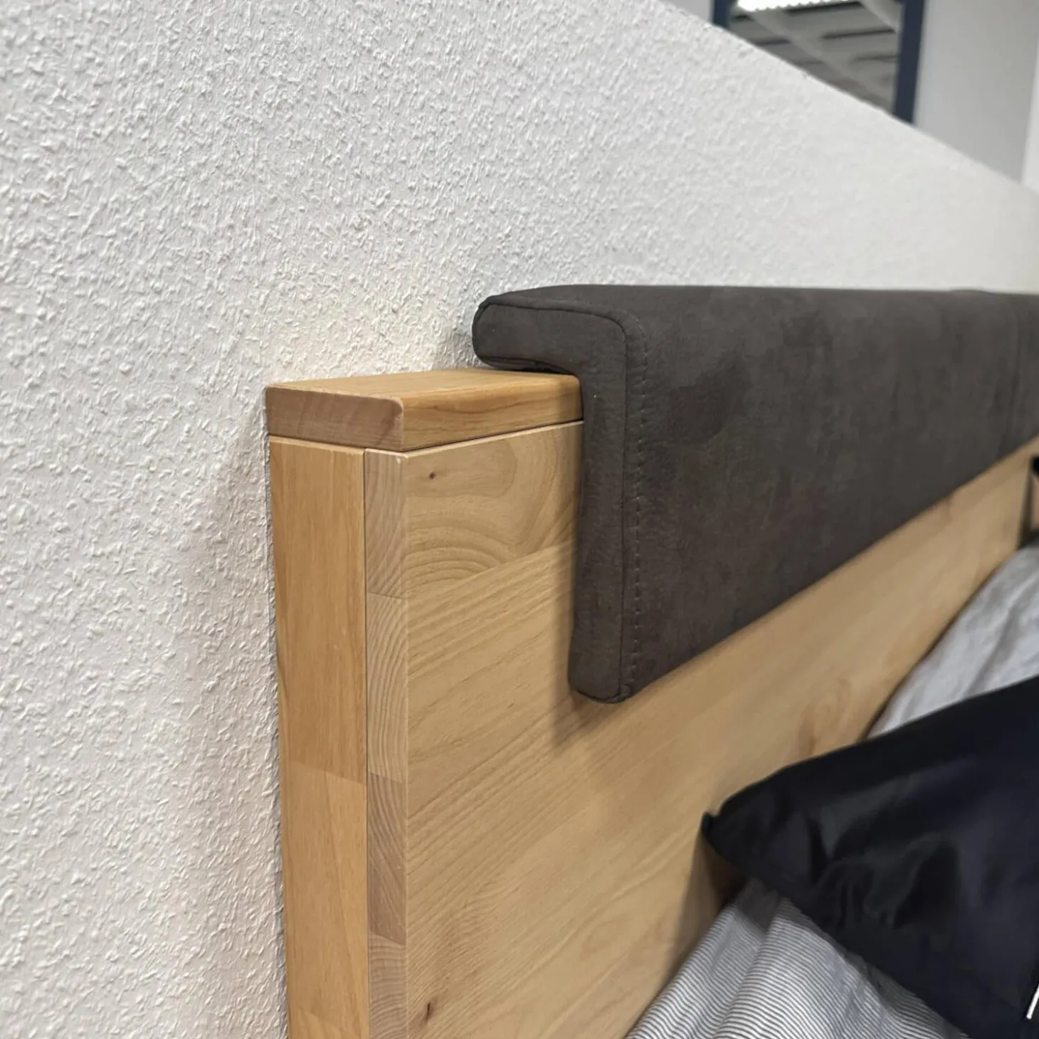 Schlafzimmer WSM 4400 Kanadische Erle Massiv Natur Akzent Fronten Mattglas Cubanit Schwarz