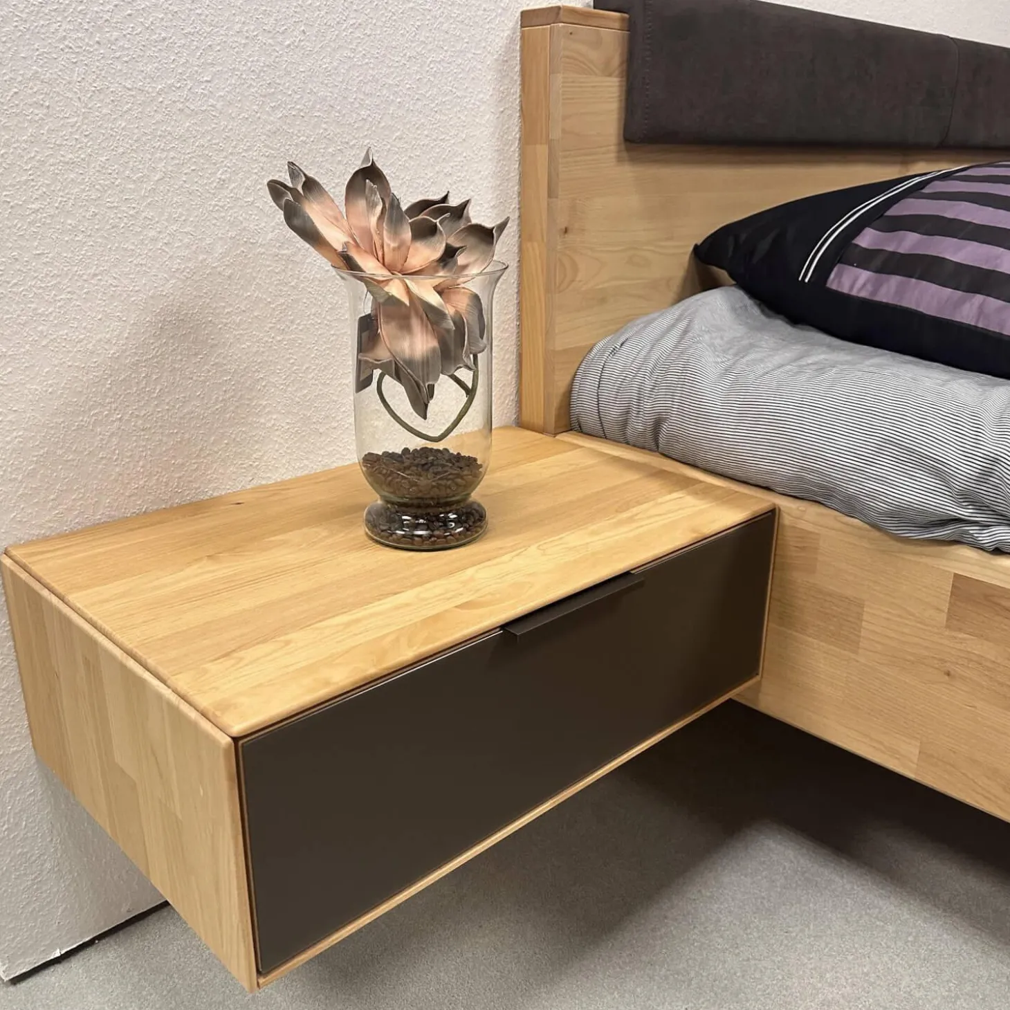 Schlafzimmer WSM 4400 Kanadische Erle Massiv Natur Akzent Fronten Mattglas Cubanit Schwarz
