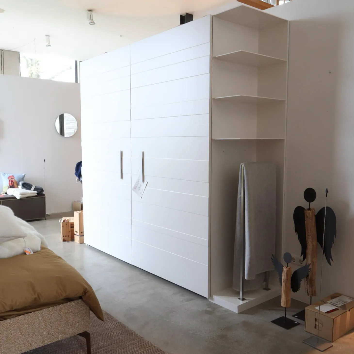 Schlafzimmerschrank Hide & Seek Lack Weiß