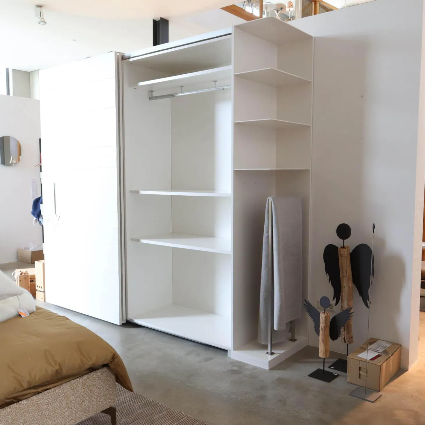 Schlafzimmerschrank Hide & Seek Lack Weiß