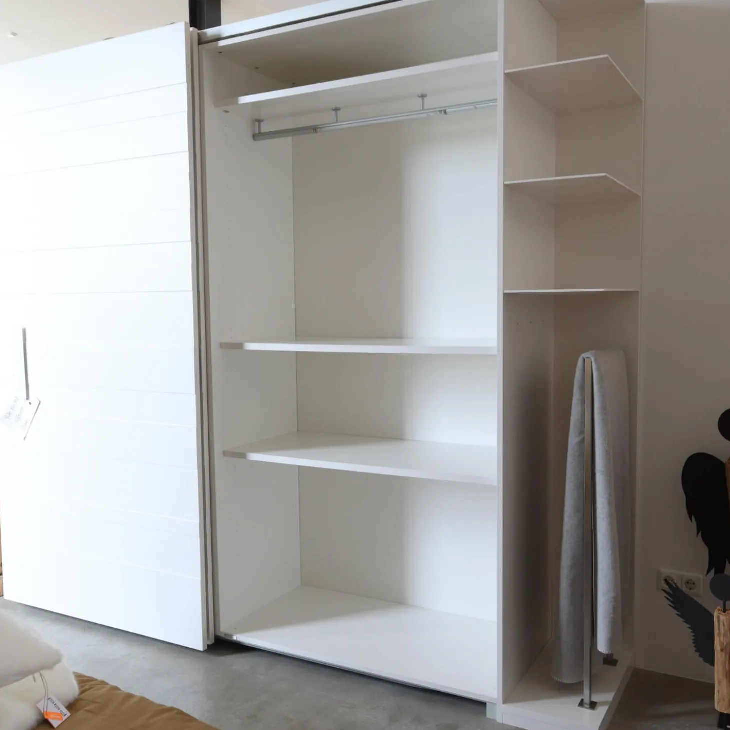 Schlafzimmerschrank Hide & Seek Lack Weiß