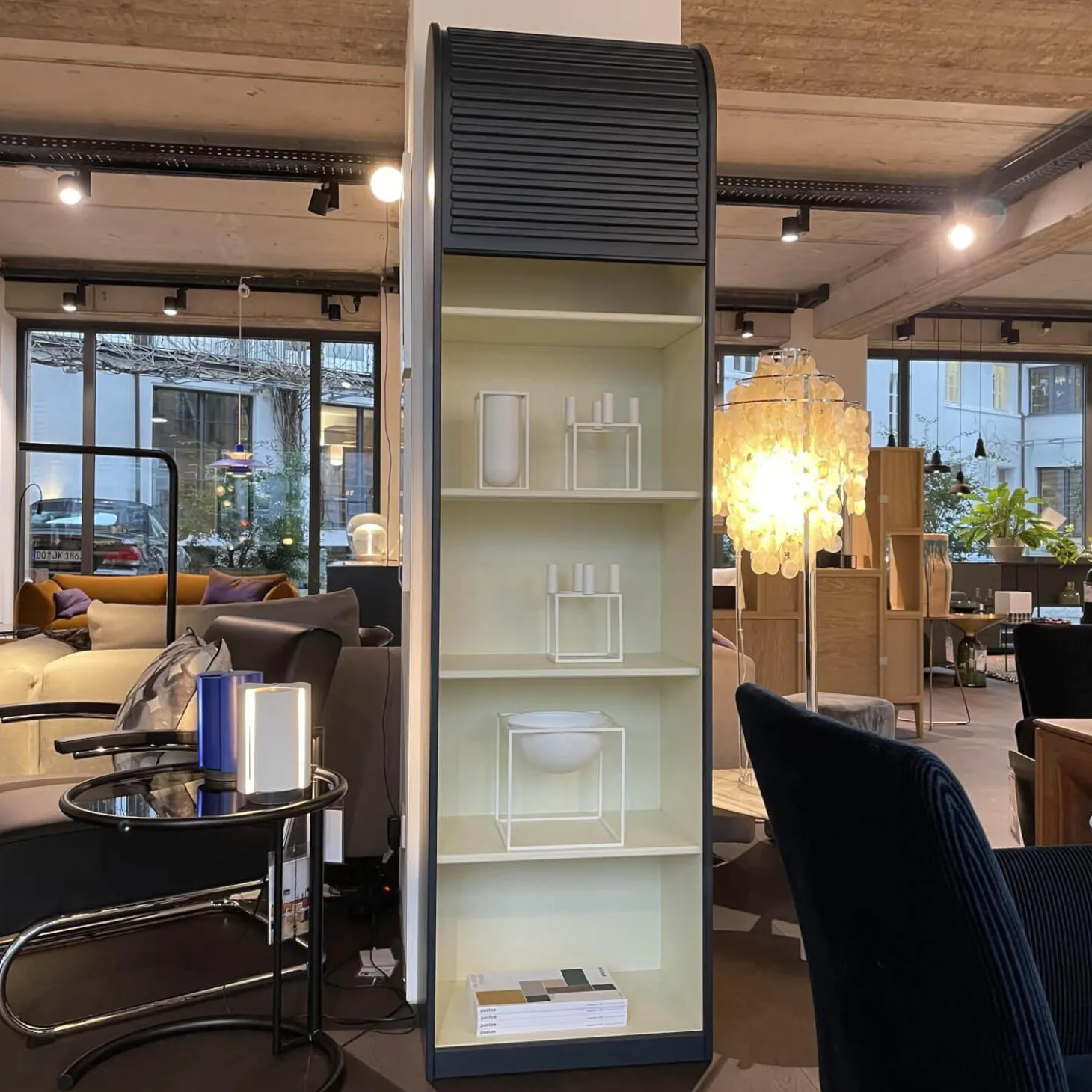 Schmaler Schrank Cabinet A´Dammer Duotone Storm Vanilla mit Rolladentür