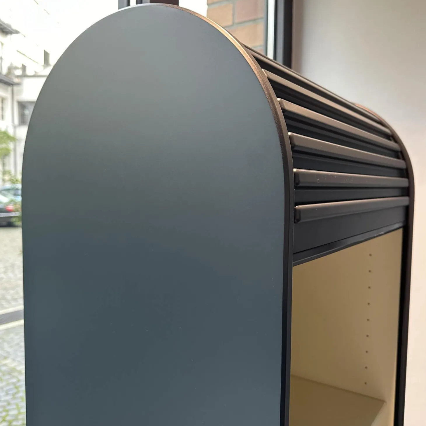 Schmaler Schrank Cabinet A´Dammer Duotone Storm Vanilla mit Rolladentür