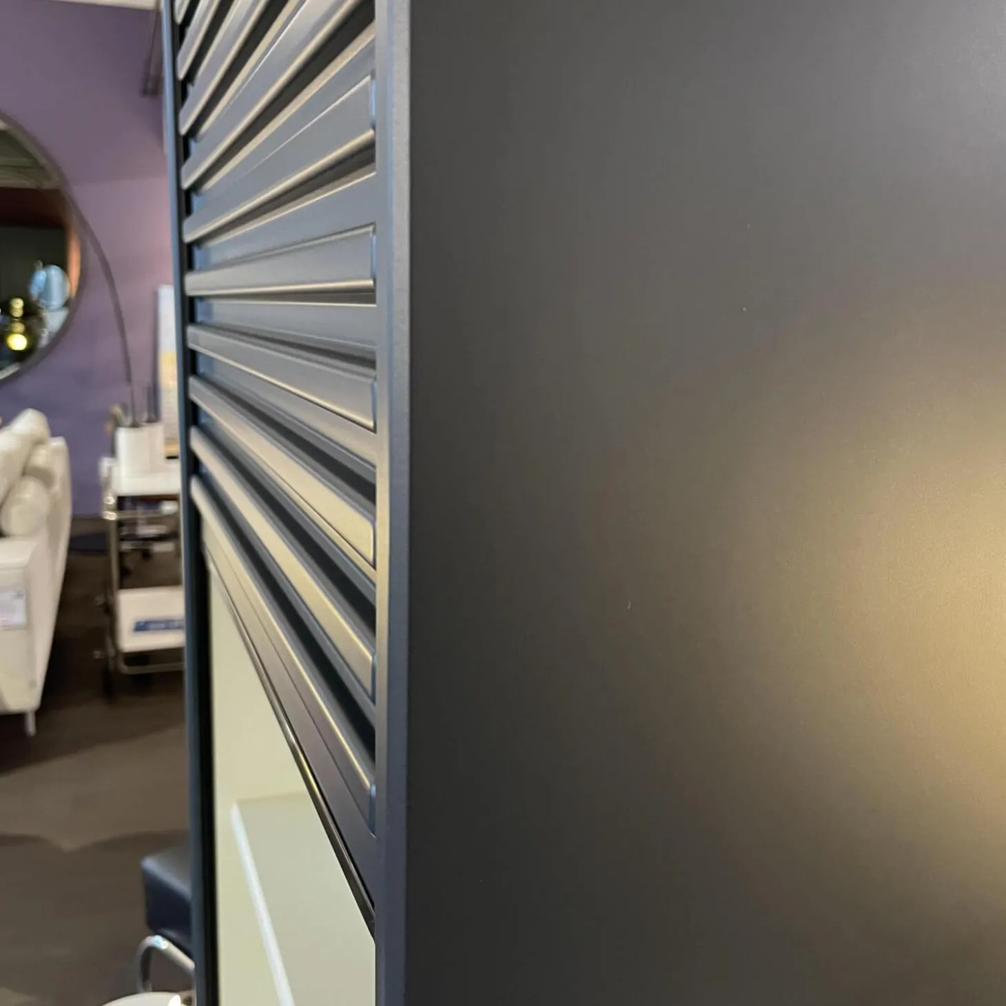 Schmaler Schrank Cabinet A´Dammer Duotone Storm Vanilla mit Rolladentür