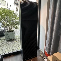 Schmaler Schrank Cabinet A´Dammer Duotone Storm Vanilla mit Rolladentür