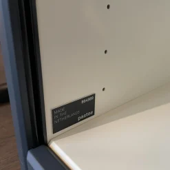 Schmaler Schrank Cabinet A´Dammer Duotone Storm Vanilla mit Rolladentür