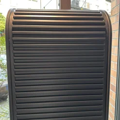 Schmaler Schrank Cabinet A´Dammer Duotone Storm Vanilla mit Rolladentür