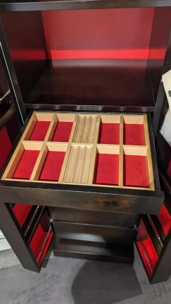 Schrank 7021 Massivholz 45 Sepia Dunkelbraun Akzente Glas