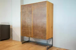 Schrank Alleskönner Korpus Asteiche Naturgeölt Keramikfront Lava Corten