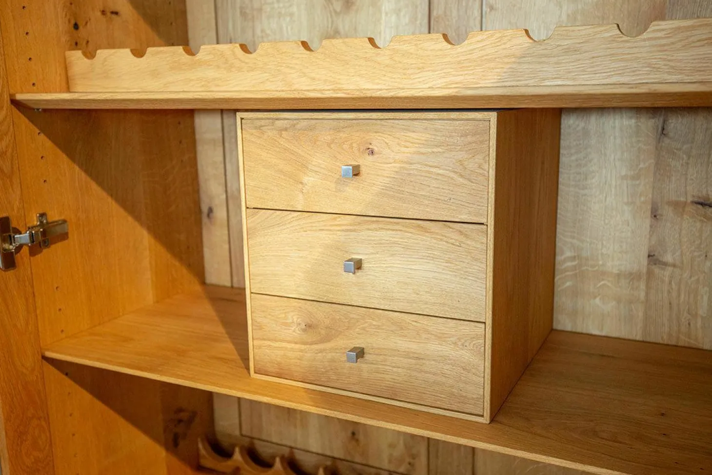 Schrank Alleskönner Korpus Asteiche Naturgeölt Keramikfront Lava Corten