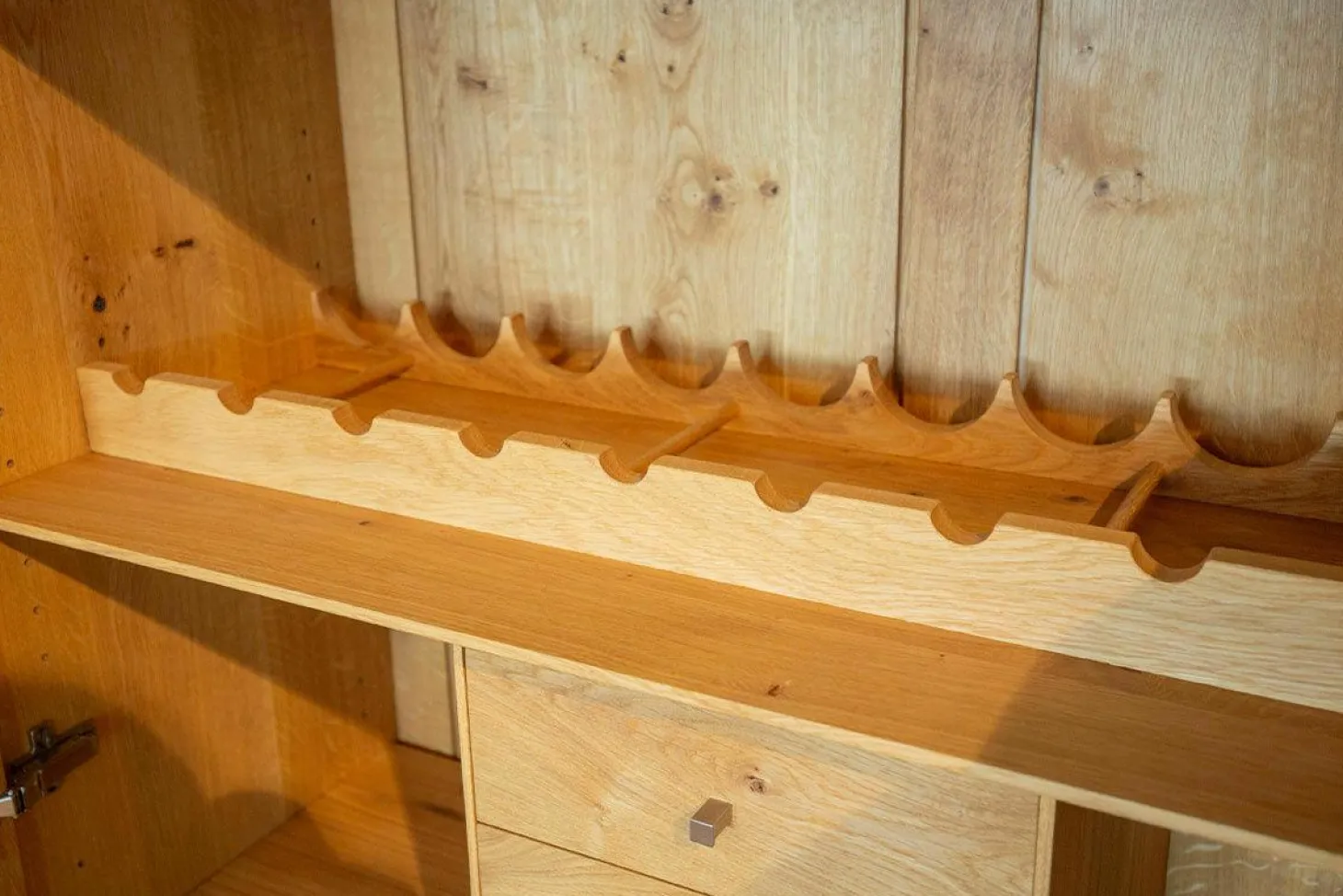 Schrank Alleskönner Korpus Asteiche Naturgeölt Keramikfront Lava Corten