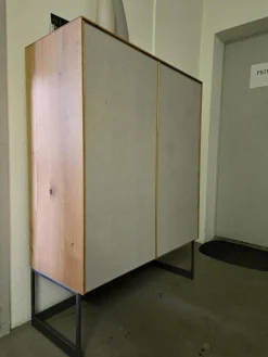 Schrank Alleskönner Korpus Knorrige Eiche Puro Geölt Front Betonoptik Grau Gestell Rohstahl Schwarz Lackiert