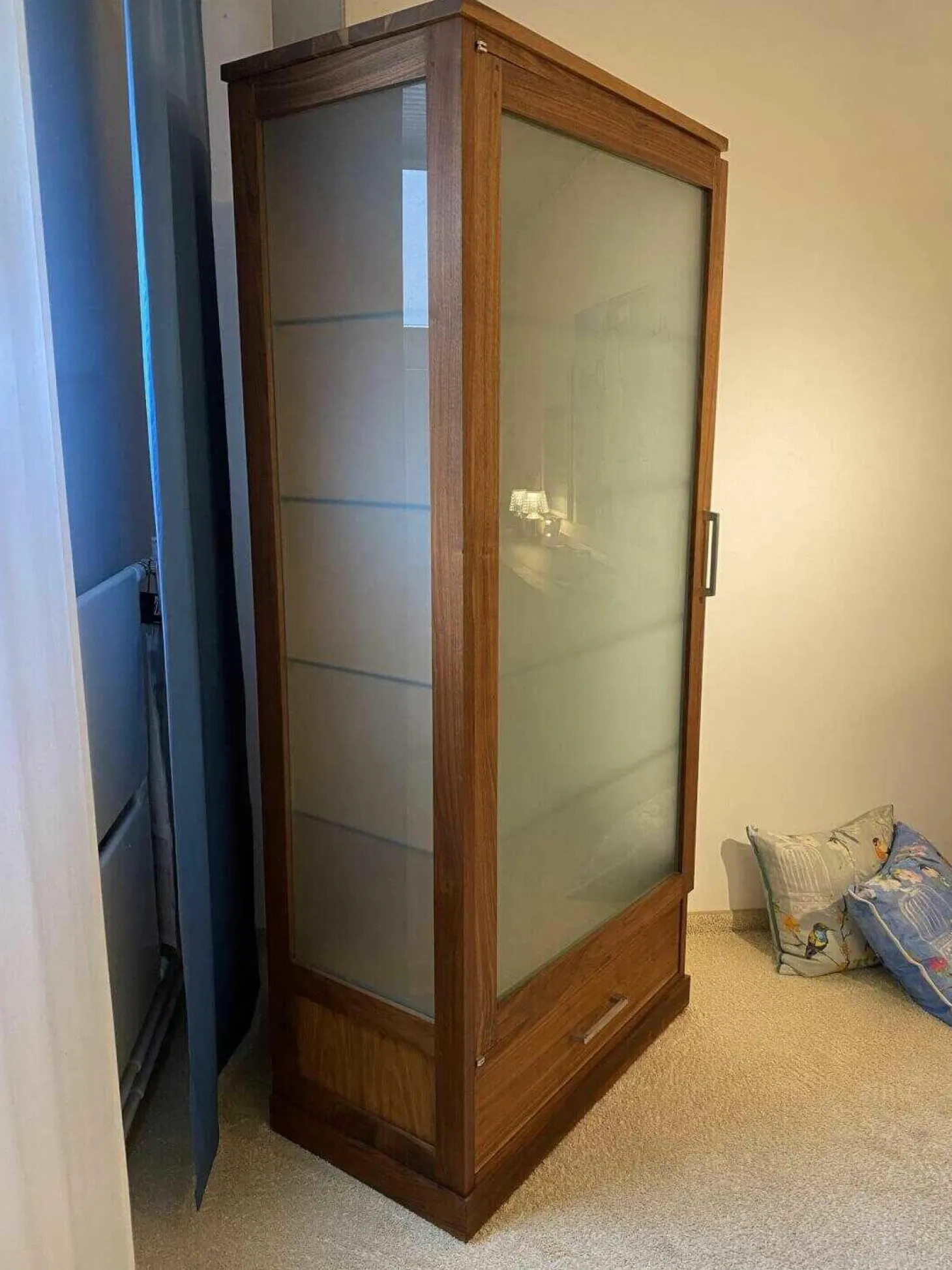 Schrank Colonia 2011 Small Nussbaum Satiniertes Glas