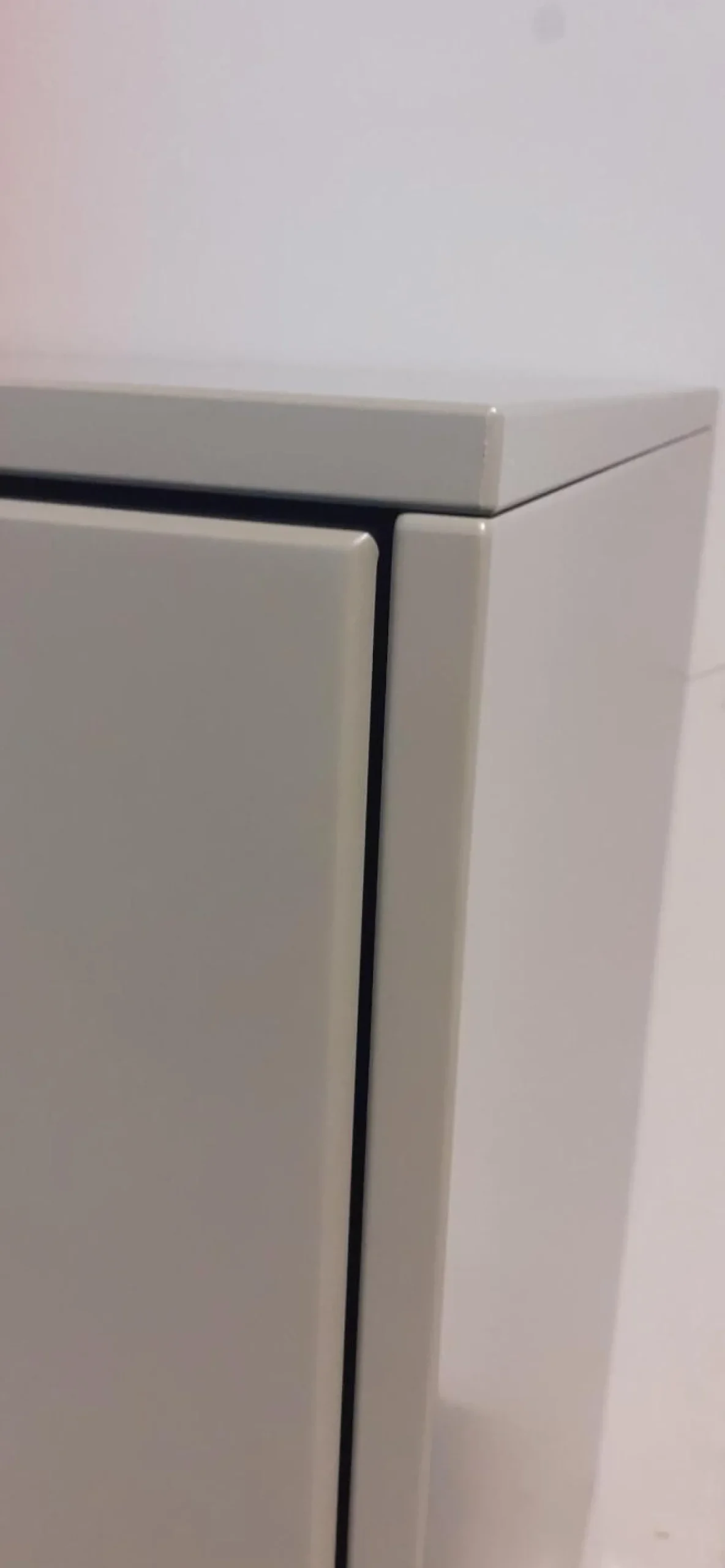 Schrank Deviso Lack Matt Olivegrau Winkelfüße Chrom Glänzend