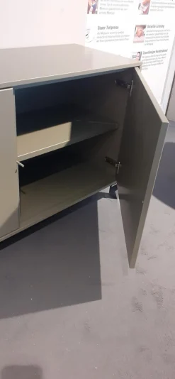 Schrank Deviso Lack Matt Olivegrau Winkelfüße Chrom Glänzend