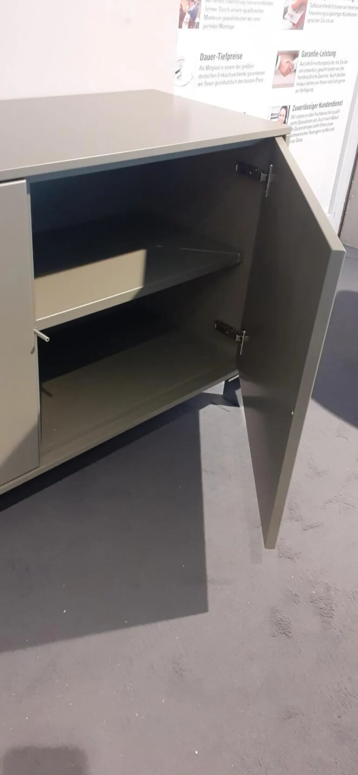 Schrank Deviso Lack Matt Olivegrau Winkelfüße Chrom Glänzend