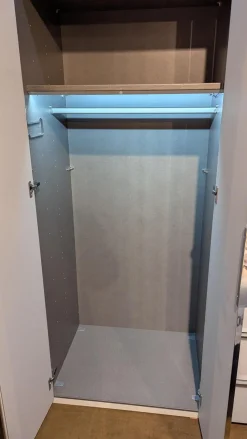 Schrank Horizont 110 Front Glas G71 Seidengrau Grau Weiß Korpus Polarweiß Weiß Innen Leinenoptik Twist