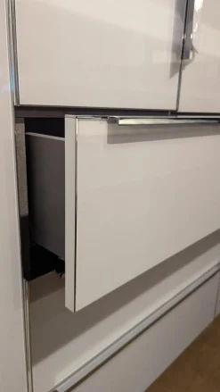 Schrank Horizont 110 Front Glas G71 Seidengrau Grau Weiß Korpus Polarweiß Weiß Innen Leinenoptik Twist