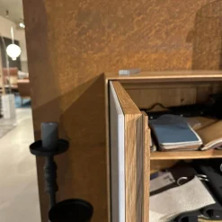 Schrank Kera Front Keramik Beton Silk Grau Korpus Knorrige Eiche Natur Geölt Gestell Metall Schwarz Lackiert